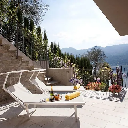 State Of The Art With 180 Degree Panoramic View, Pool And Sleeping Up To 10 Guests By Italian Apartament Como