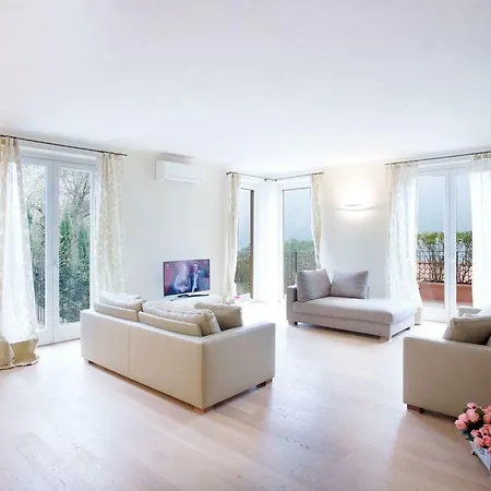 State Of The Art With 180 Degree Panoramic View, Pool And Sleeping Up To 10 Guests By Italian Apartament